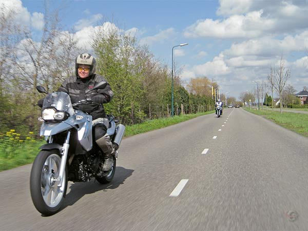 De BMW F650GS schuin van voren