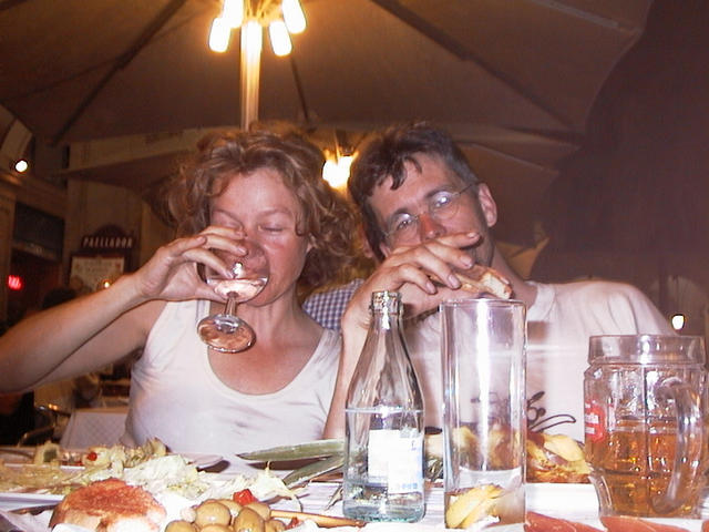 Sylvia en Ernst achter een glas bier