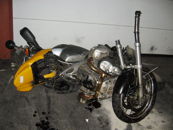 Een in twee&euml;n gebroken BMW R1200GS