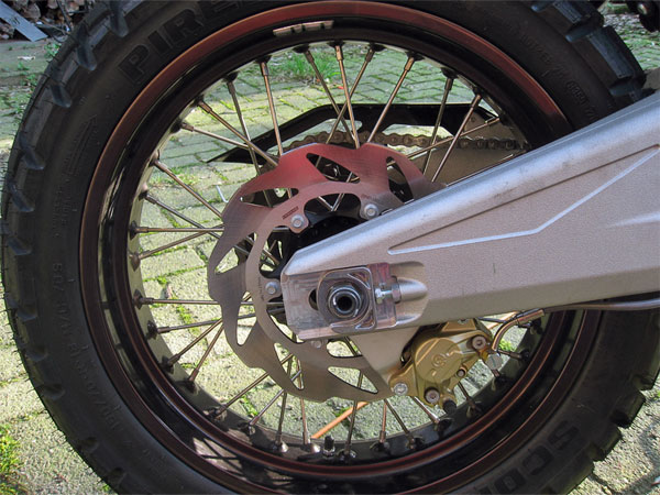 Wiel met achterrem van motor