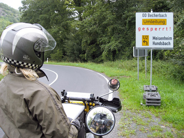 Bord gesperrt, fotograaf in spiegeltje van motor te zien