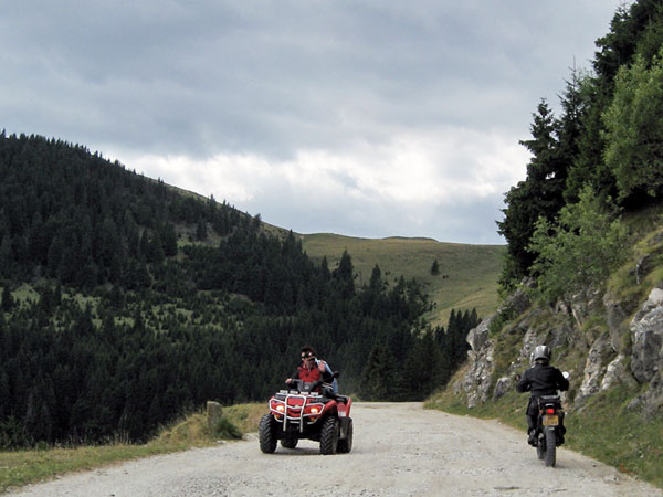 Tricker komt quad tegen op onverhard weggetje