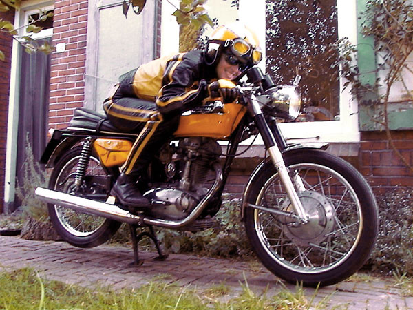 Motorrijder in het geel op een gele eencylinder