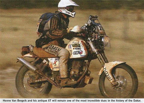 XT500 met motorrijder in het zand