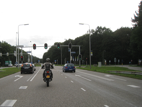 Motor rijdt op groen stoplicht af