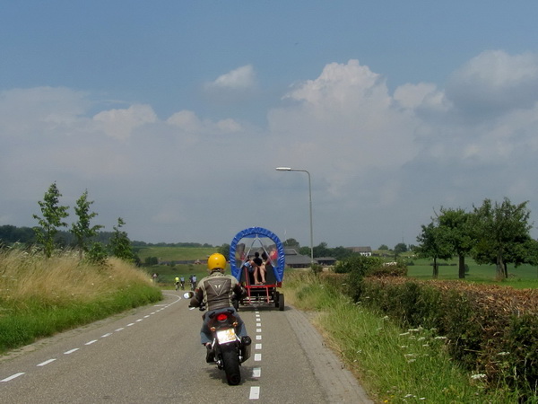 Motor wijkt uit om huifkar heen