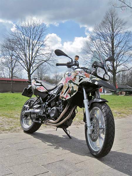 BMW F650GS in camouflage met roze