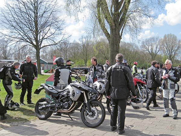 Motorrijders rondom een BMW F800GS