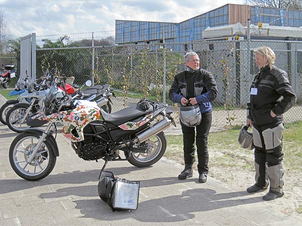 Twee oudere vrouwen bij een BMW F650GS