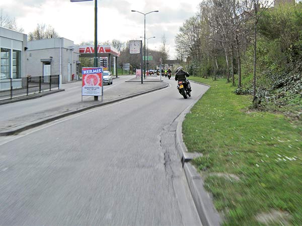 BMW F650GS en Avia benzinestation