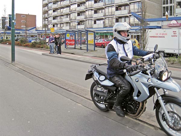 BMW F650GS op een stoeprandje