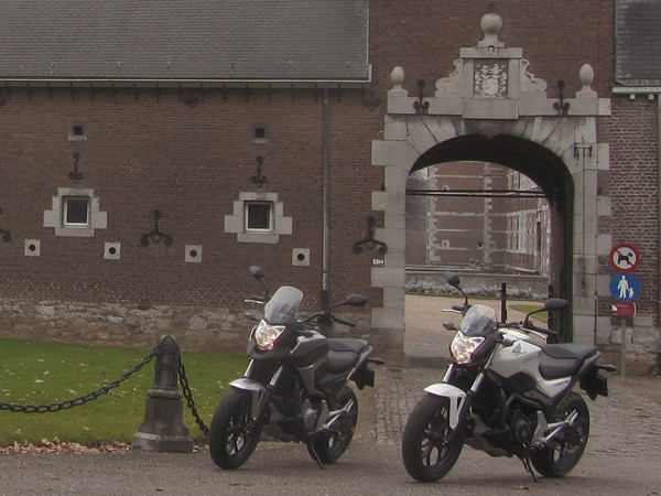 Twee motoren voor een kasteelpoort