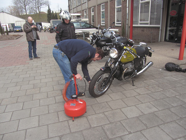 De bandenspanning wordt gecontroleerd