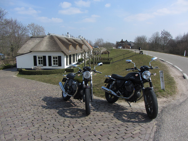 Twee motoren voor een dijkhuis