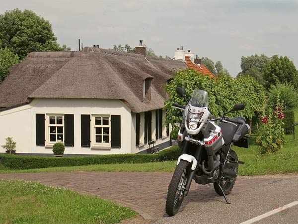 Yamaha Tenere voor dijkhuis