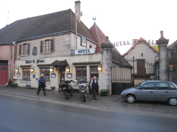 Hotel de France met twee motoren ervoor