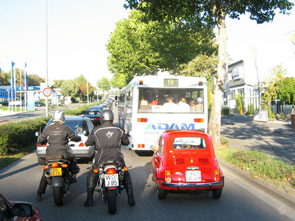 Motorrijders in een opstopping