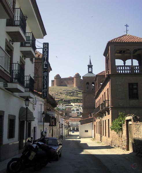 Smalle straat, een kasteel en een hostal