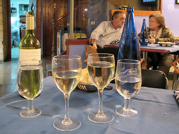 Water en wijn in een restaurant