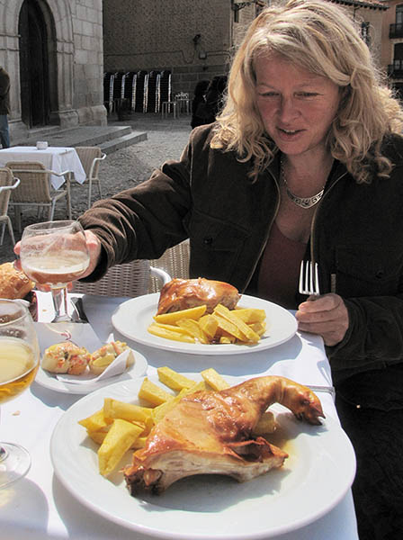 Sylvia met een speenvarkentje op haar bord