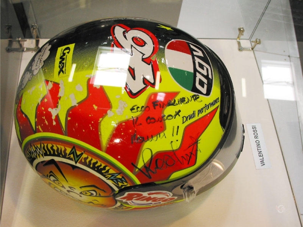 Een helm van Valentino Rossi met nummer 46