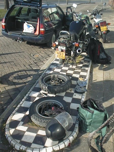 Motor en twee wielen op de grond