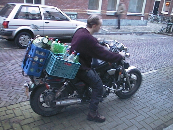 Motor vol kraten met lege flessen