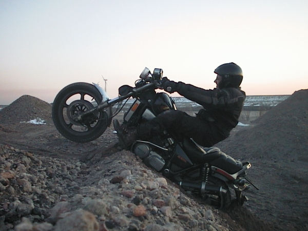 Honda Magna vast in het zand