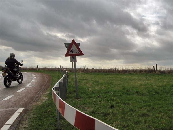 Tricker, en bord dat waarschuwt voor opspattende steenslag