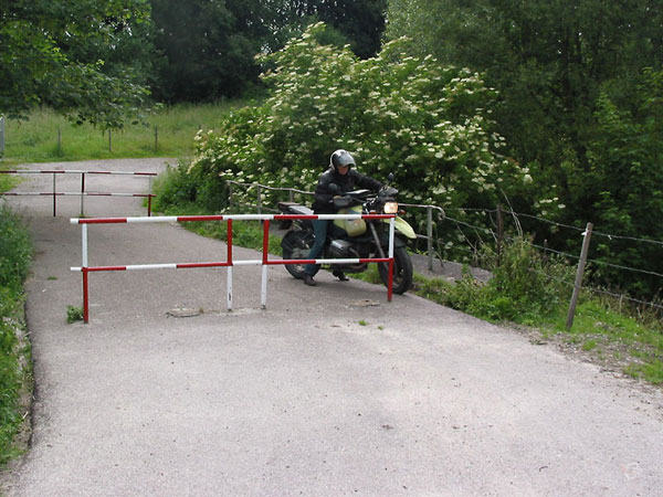 Motor slalomt om wegversperring