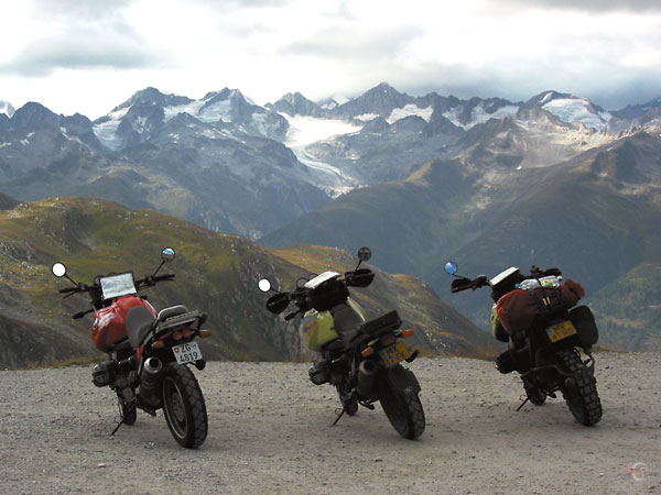 drie motoren en het uitzicht bovenop de Nufenenpas