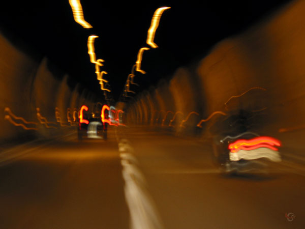 Donkere tunnel met achterlichtjes