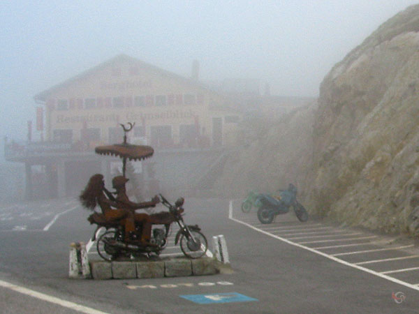 Metalen motorrijders op de Grimsel