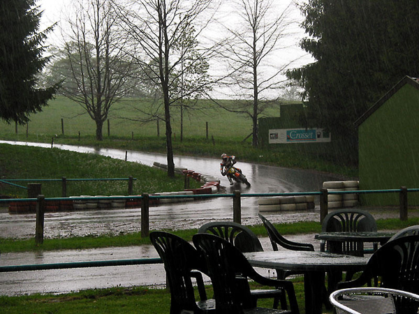 Supermotard in de regen