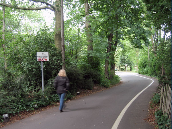 Sylvia loopt naast bord met SLOW