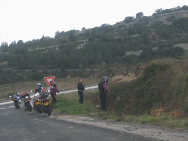 Motoren langs de weg,en pissende motorrijderst