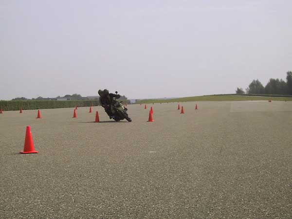 Ingekantelde motor en pilonnen