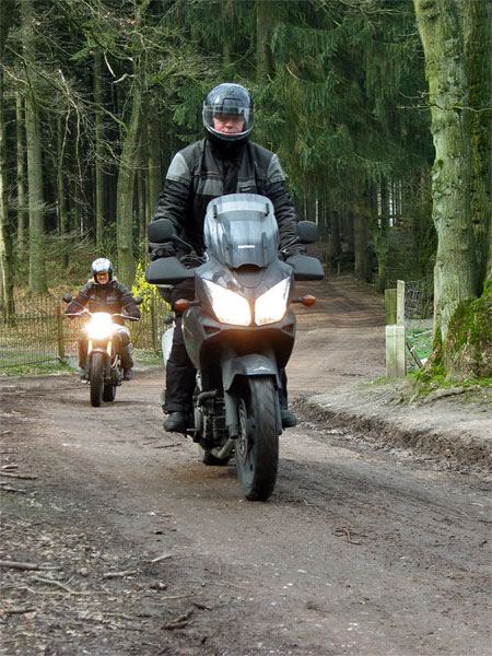 Twee motorrijders op een onverhard pad