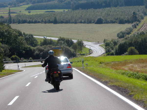 Motorrijder rijdt op tot vlakbij voorganger