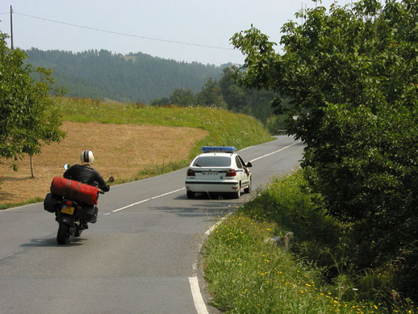 Motorrijder haalt politieauto in