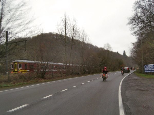 Twee motorrijders achter auto