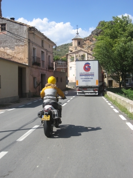 Motorrijder achter vrachtwagen