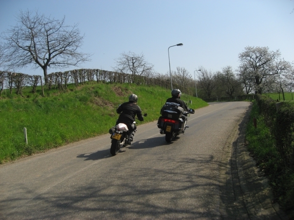 Motorrijder probeert andere motorrijder in te halen