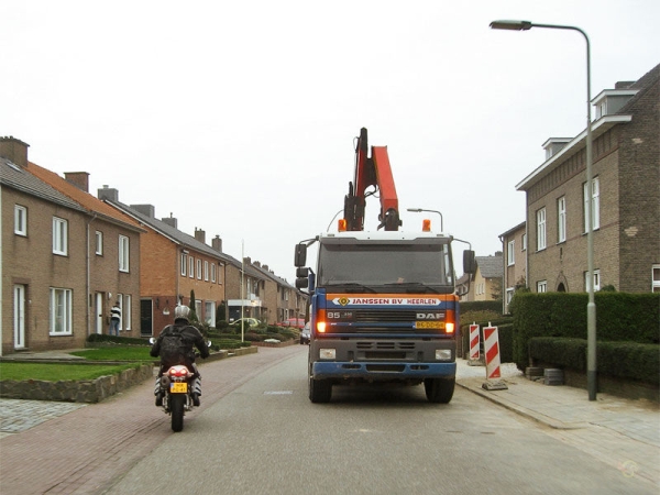 Motorrijder haalt stilstaande vrachtwagen in, en rijdt ver aan de linkerkant