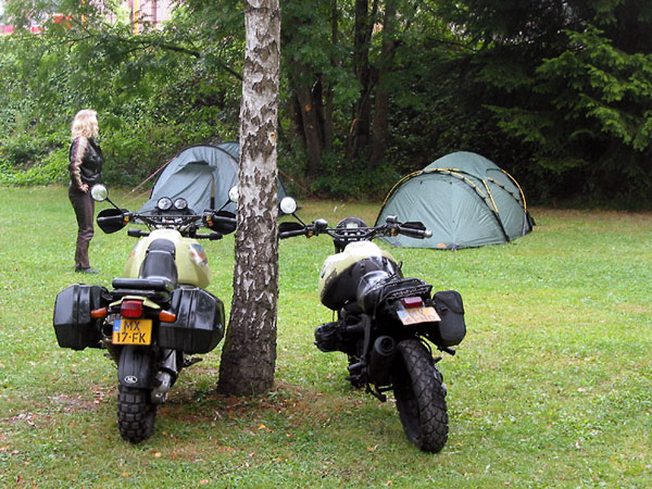 Twee motoren tegen een boom, twee tenten