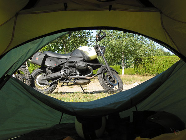 Motor, vanuit tent gezien