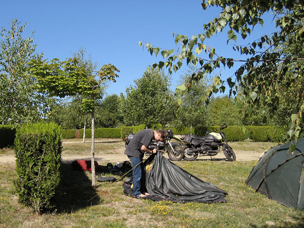 Pieter bezig de tent op te zetten