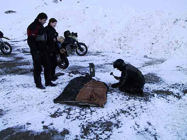 Hans in de sneeuw met een hamer en een haring