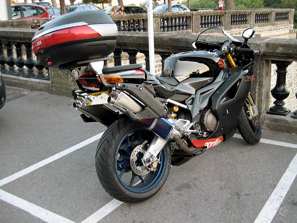 Aprilia met topkoffer