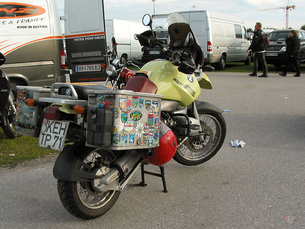 R1100GS met aluminiukm koffers vol stickers, en jerrycans voor extra benzine